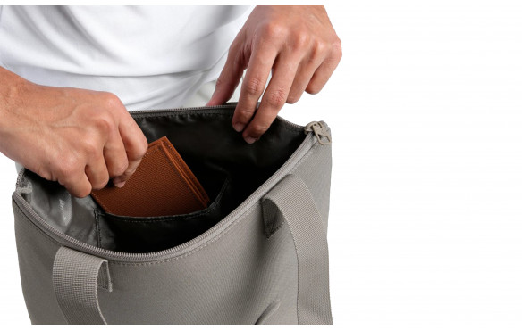 PUMA BUZZ TOTE_MOBILE-PIC3